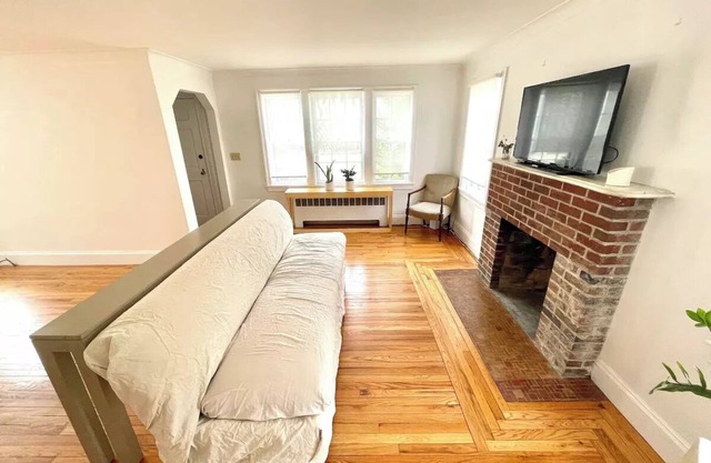 Private 2BR Apartment in House with Backyard