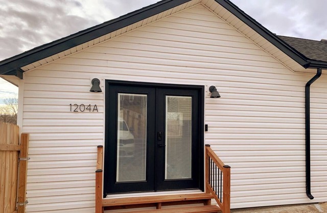 Private 2BR Hermann Home w/ Deck + Trolley Pickup – Great Event-Ready Stay!