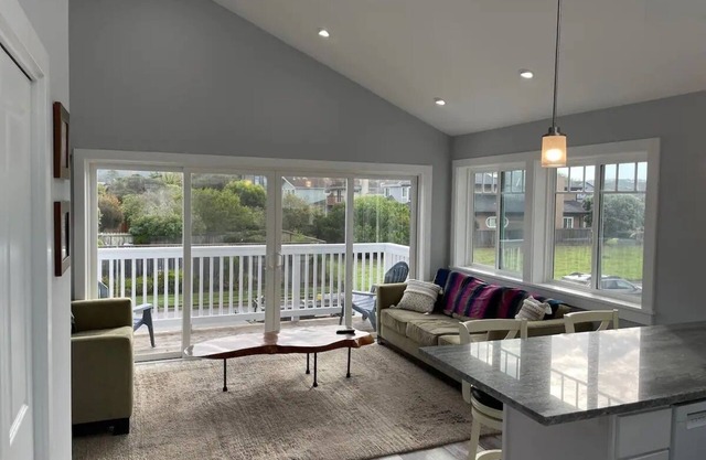 Private 2nd floor detached guesthouse, walk to the beach!