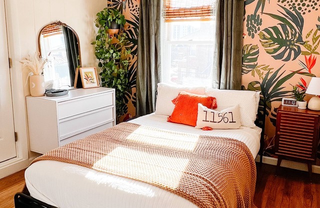 Private 2nd story apartment in the heart of Long Beach- Pura Vida!
