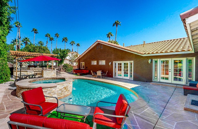 Private 3,500 sq ft sanctuary with pool & spa - walk to Old Town