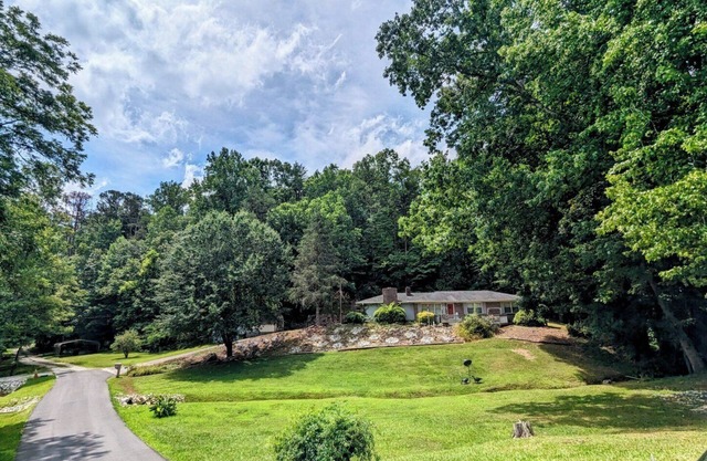Private 3-bedroom house sleeps 8~creek & pool table