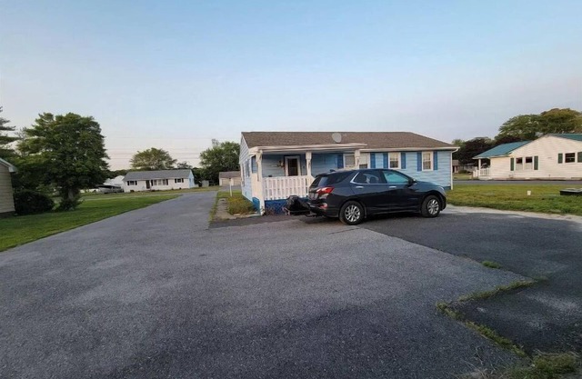 Private 3-bedroom ranch, 7.5 miles from Bethany Beach, on a dead-end street.