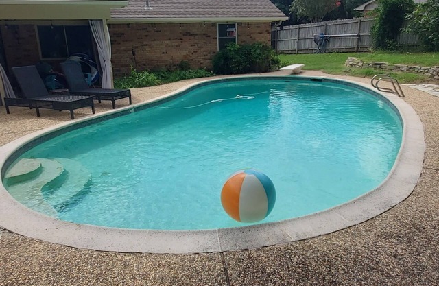 3 bed 2 bath w/Private Pool, Fireplace & Children's Playroom
