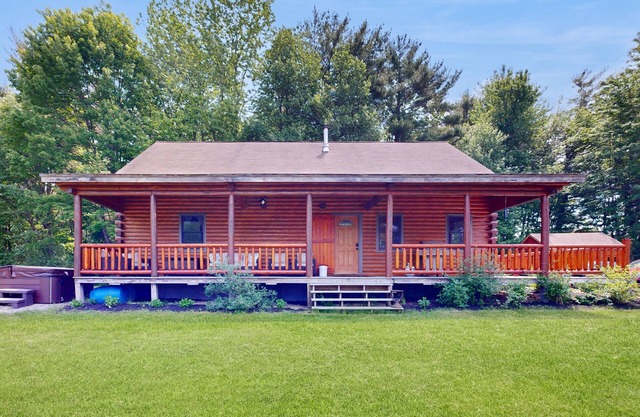 Private 3BR waterfront home, hot tub, pool table, sandy beach, BBQ, w/d, wifi