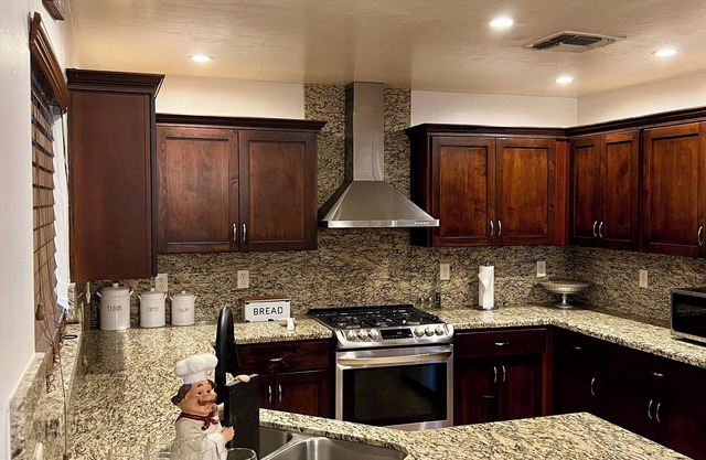 Private 4bd 2ba, Kbed, 5TVs, 2 65” tv, 6beds,AC, WiFi, 2 Story Home
