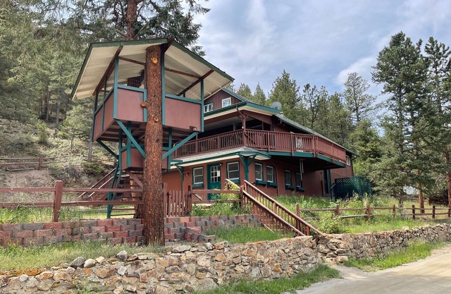 Private 5 Bedroom Cabin w/ Fireplace, & Treehouse.