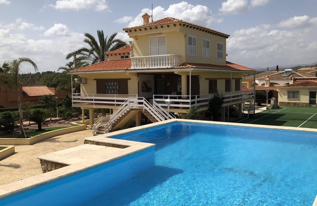 Privat 6-Zimmer-Haus mit WIFI, eigenem Pool und Tennisplatz