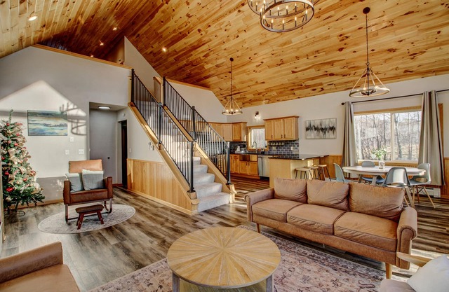Private - 7 bed 3 bath Lake Cabin +Hot Tub +Dock +2 Pedal Boats +2 canoes +Sauna
