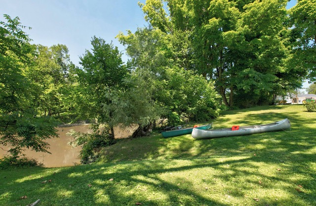 Private access Riverbend Retreat, fishing, canoes, wildlife, & swinging bridge