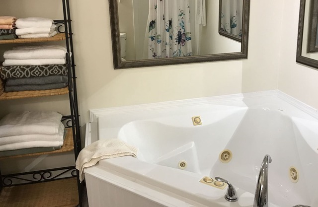 Private Accommodations w/jetted tub & access to rivers, lakes & golf courses!