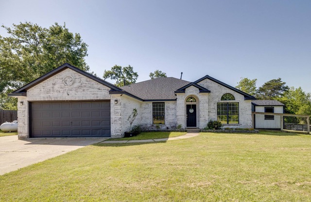 Private Acreage, Pergola & Fire Pit: Baytown Home