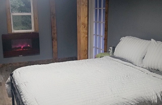 Private and charming 3-bedroom house in Grove City with wifi and firepit
