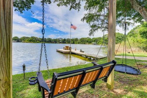 Private and Picturesque Escape on Lake Henry!