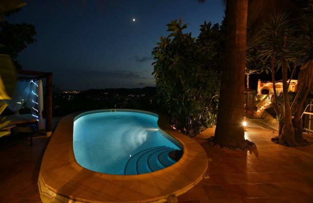 Villa mit sichergestelltem Schwimmbad, herrlichem Meerblick, in der Nähe von Moraira, Wi-Fi, Sommerküche