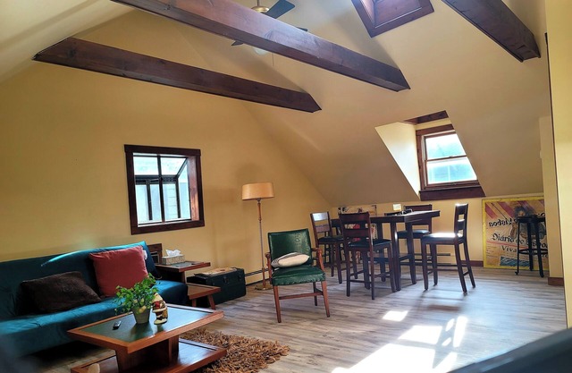 Private and spacious Carriage House pet friendly