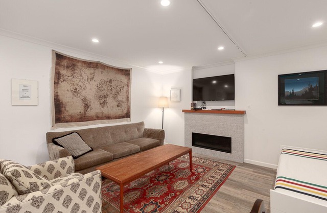 Private apartment in the quiet community of North Vancouver Lynn Valley