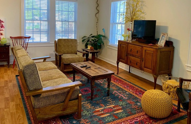 Private apartment in downtown Edna, Tx
