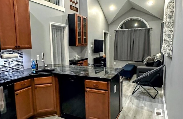 Private Apartment next to Airport!
