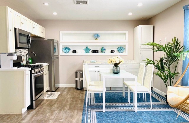 Private Apartment with private entrance, Full Bathroom, Living room, Kitchen
