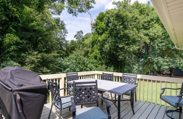 Private Backyard Free Parking Grill Deck