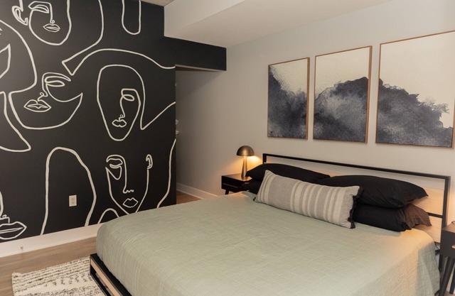Private Balcony Abstract Apt Dwtn GR w/parking and King Bed