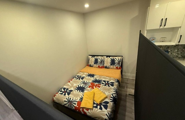 Private Balcony Studio Apartment for 5 People at Queen Street Downtown