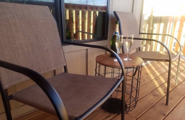Private balcony, walk to everything, free wifi Miners Cabin #3 (2 Double Beds)
