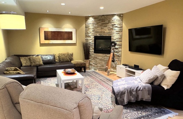 Private basement suite on Knox Mountain close to downtown, golfing, and hiking