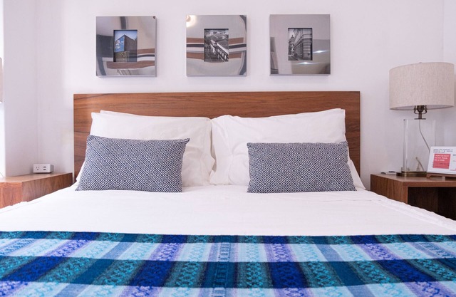 Modernes und komfortables Schlafzimmer in einer Wohnung in Colonia del Valle, Mexiko-Stadt