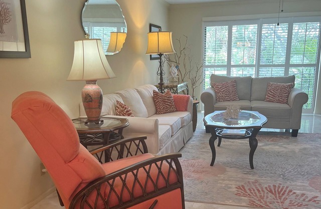 Private Beach Access - 2 min walk from unit!