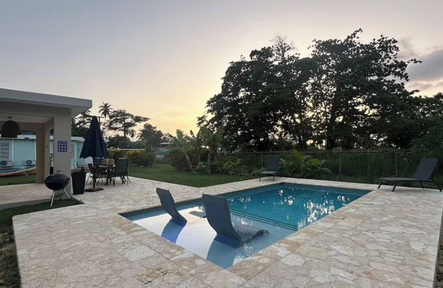 VillaToña family beach house, private pool, near beachfront Restaurants and Bars