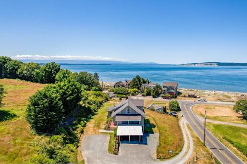Private Beach Access Water Views Sleeps 18 Historic 6BDR Farmhouse w Deck