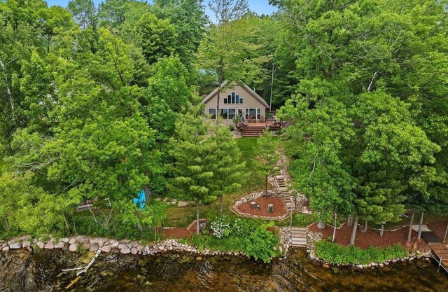 Private beach house in charming Pound on a clear, sandy full rec lake