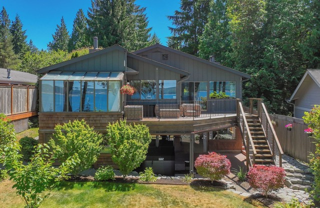 Private Beach in Little Norway, Hot Tub, 4000 sqft nad more!