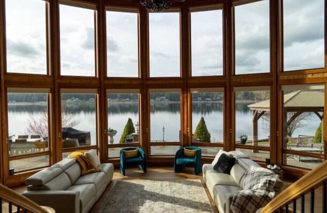 Private beach luxury home sleeps 12, Shelton, WA
