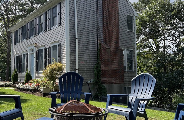 Private Beach on Pond, Linens Included, Kayak & Canoe. All Rooms w/ Pond Views!
