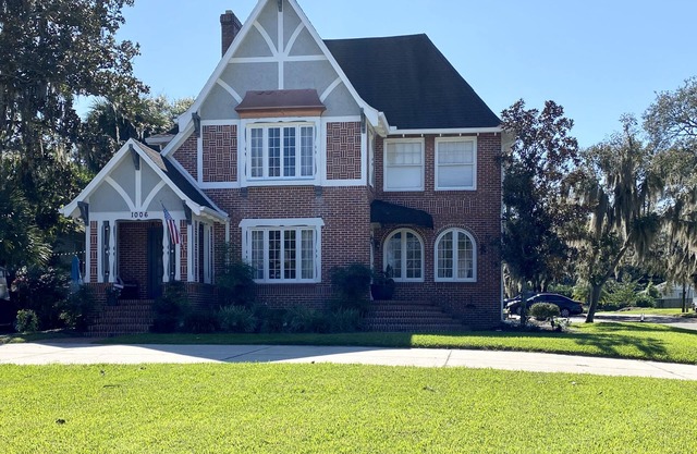 Private, Beautiful apartment in historic district 1/1