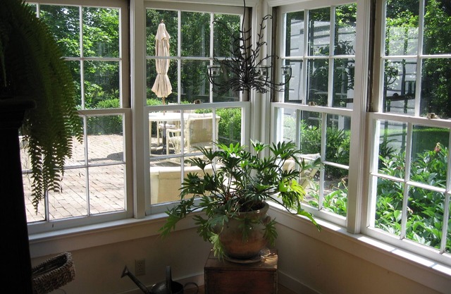 Private bed& bath in 1860s farmhouse, access to total house and patio, porch.