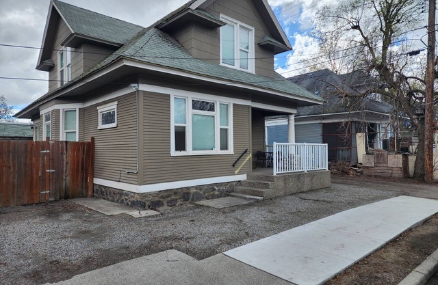 Private bedroom- #3 in West-Central neighborhood, walking distance to Downtown