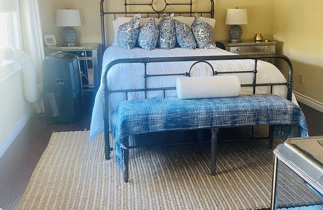 Private Bedroom/ and Full Private Bathroom Close to the Beach Cities