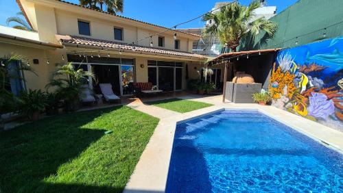 Private bedroom in gorgeous shared Versailles house with heated and cooled pool