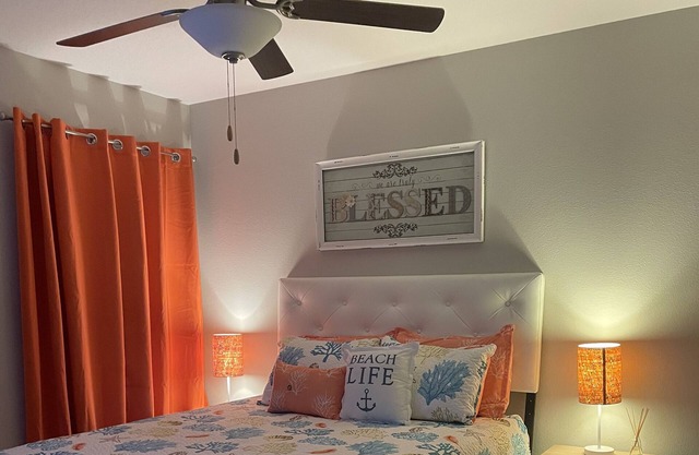 Private bedroom in a cozy home, just minutes from Alafia River and the Bay!
