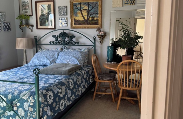 Private Bedroom in Safe, Quiet neighborhood, mature couple hosts