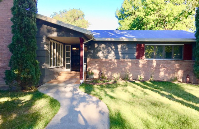 Privates Schlafzimmer mit sehr komfortablen California King