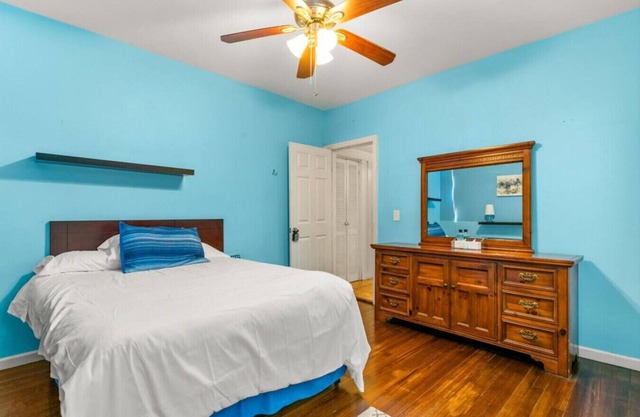 Private bedroom, Yale and St. V