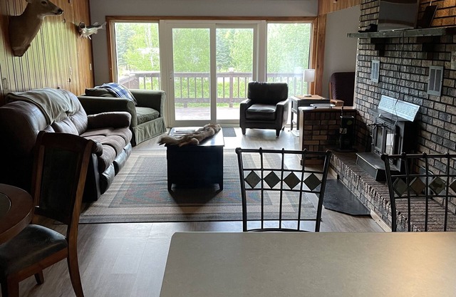 Private cabin 1 acre lot. Close to town, Lake Superior, beaches, trails, casino