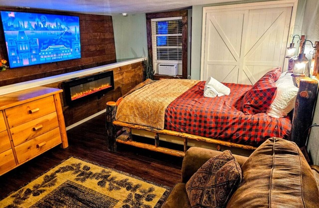 Private Cabin, Breakfast, Dbl Tub, 75"TV, Kayak, WD, BBQ