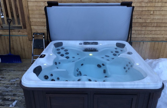 Private Cabin by the Creek- Hot tub