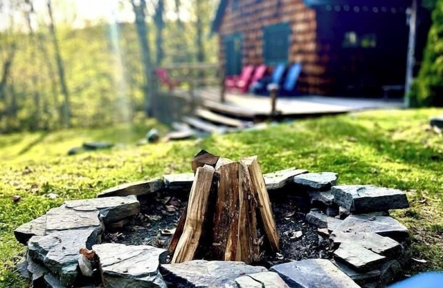 Private Cabin Retreat on 10 Acres! Firepit, custom kitchen, endless green beauty